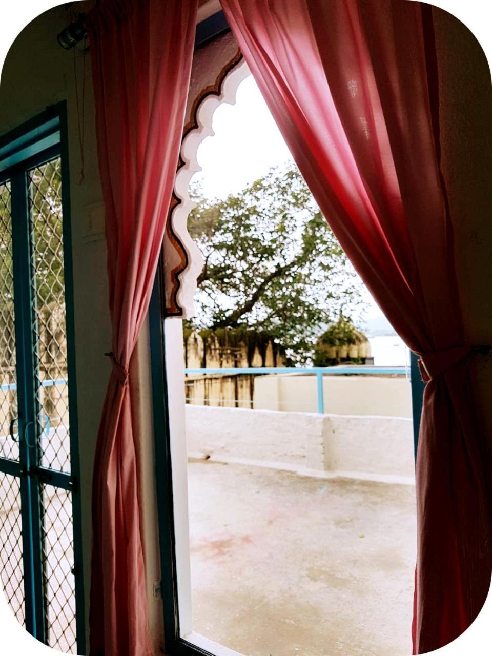 Gypsy Child Lake Hostel Ουνταϊπούρ Εξωτερικό φωτογραφία